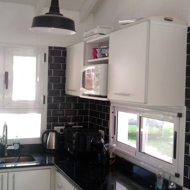 Cocina azulejos negros chalet